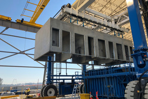  Demolding of a quadruple prison cell unit in Grafton, Australia 