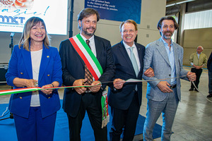  Erst vor kurzem eröffnete MCT Italy einen neuen Bereich seiner Produktionsstätte, rechts im Bild CEO Andrea Marcantonini  