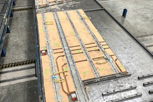  The custom-built equipment for plotting and grooving of recesses for ducts in the wood of the BB precast slab is a conversion of the insulation material cutter 