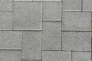  The paving blocks from Betonwerk Adolf Blatt in three block sizes 30 x 30, 30 x 20 and 20 x 20 cm, with a shot-blasted granite-gray natural stone facing, were laid in a windmill pattern 