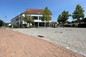  The few peripheral areas of the square used by traffic are paved with large blocks (24 x 16 and 10 cm thick) in the color shade earthy brown 