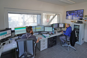  The control centre with multi-screen video monitoring of the entire plant offers a clear view of the mixer filling 