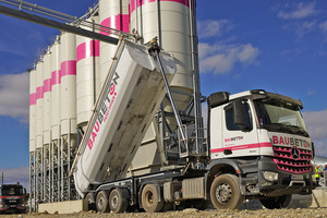  Derzeit noch per Kippsattel geliefert, stammt ein Großteil der Zuschlagstoffe aus dem nahe gelegenen Kieswerk Untersiebenbrunn, einem Bau Beton-Schwesterunternehmen innerhalb der SSK-Gruppe 