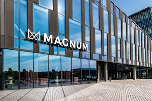  Eines der größten Geschäftszentren der Energieeffizienzklasse A+ in Kaunas wurde mit strukturierten Fassadenplatten aus UHPC auf Basis des Spezialbindemittels Dyckerhoff Nanodur Compound 5941 gebaut 