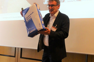  Stefan Heeß (Dipl.-Bau-Ing.) of Dyckerhoff presenting a bag of Blue Star at the cast stone forum 