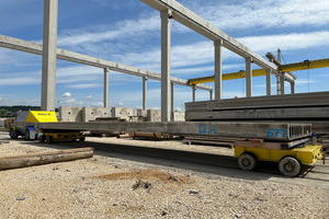  Emission-free processes were also relied on when moving the prefabricated hollow core slabs out into the newly created 7,500 m2 outdoor storage area 