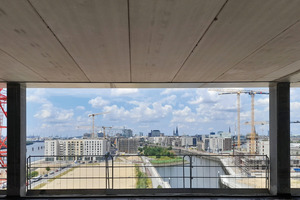  Blick aus der Edge-Elbside-Baustelle hinaus auf die Hamburger Skyline mit Hafen, Elbphilharmonie, Michel und Fernsehturm 