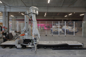  Bei Vertico ist der Druckkopf auf einem Roboterarm montiert, der wiederum auf einer Schiene verfahrbar ist. Damit können die Objekte mit einer Dimension von weit über 10 m realisiert werden. 