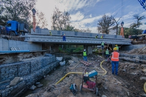  The old bridge over the Plankenbrug River (formerly Dwars River) in Stellenbosch, South Africa, has been rebuilt by Martin &amp; East (Pty) Ltd with nine precast concrete beams supplied by Cape Concrete 