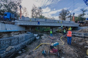  Im südafrikanischen Stellenbosch wurde die alte Brücke über den Plankenbrug River (früher Dwars River) von Martin &amp; East (Pty) Ltd erneuert; zum Einsatz kamen auch neun von Cape Concrete gelieferte Betonfertigteilträger 