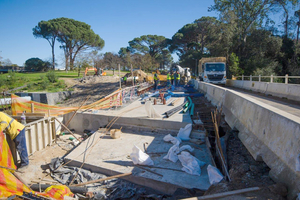  Eine Verbindungsplatte aus Beton (Vordergrund) und die in Phase 1 hergestellte Betonfahrbahnplatte vor Installation der aus umgekehrten T-Stahlträgern bestehenden Aufhängekonsolen 