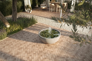  The new Variolan design paver is reminiscent of classic clinker paving 