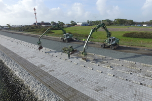  The spar, the base of the dike, is followed by five rows of Verkalit filter stones, which ensure drainage of the dike body 
