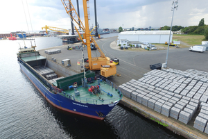  Logistische Herausforderungen galt es bereits bei der Verladung in Wilhelmshaven zu meistern; sowohl zu Wasser … 