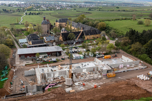  Das neue Kellereigebäude dient neben der Weinproduktion als Energiezentrale für das gesamte Weingut 