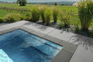  Eine attraktive Einbindung von Pools in die Flächengestaltung ermöglicht die Vios Poolumrandung von Kann, hier in Kombination mit Vios-Platten 