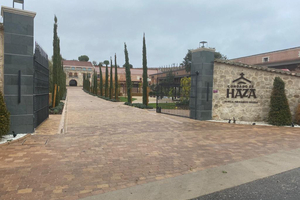  2.000 m² gealterte Pflastersteine von Conorsa als Bodenbelag für die Bodega Condado de Haza im Weinbaugebiet Ribera del Duero in Burgos 