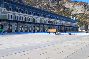  Pflasterung und Sanierung des intermodalen Bahnhofs in Canfranc (Huesca) mit Betonplatten von Prefabricados Pujol 