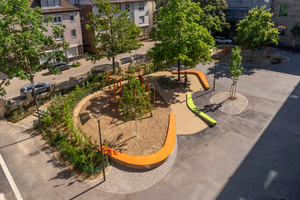  Especially in the area of the elementary school‘s playground, the „boomerangs“ show that the curved elements design various usable areas in a reasonable and visually attractive way  