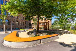  Shaded places naturally surrounded by seating elements made of concrete. What used to be implemented elaborately has even been realized with considerable savings here  