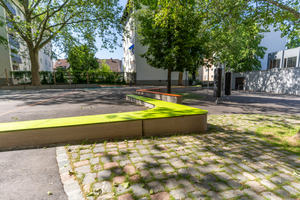  Im Bereich der Realschule wurden viele Sitzgelegenheiten geschaffen, welche sich zwischen den Baumbeständen hindurch schwingen  