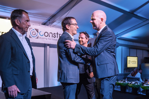  Am 30. August 2023 einigten sich Wolfgang und Hermann Weckenmann (von links) mit Anthony Jannes und Ward Demyttenaere über die Vereinbarung der 100%igen Übernahme von Weckenmann durch Construx 