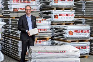  Geschäftsführender Gesellschafter Dr. Michael Metten mit dem 100 % zementfreien Betonstein 
