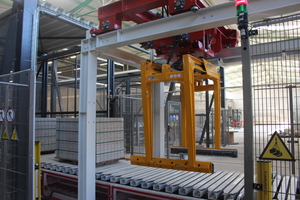  A forklift clamp attachment from Probst Greiftechnik is also in operation at Lintel’s Porta Westfalica concrete plant 