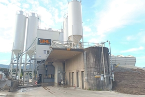  The mixing plant is cladded for winter operation. The old and the new silos are equipped with the latest filter and safety technology 