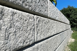  Stützmauersystem von Easy Block aus Österreich. Die umlaufende Struktur der Ecken sowie Seiten wurden am Gießwerkzeug von einer flächigen Vorlage, Wasa Stonecast Gneis 3, modelliert 
