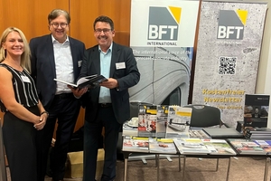  A trade exhibition accompanying the conference - here the BFT International stand, visited by FBF Managing Director Dr. Ulrich Lotz (center) ... 