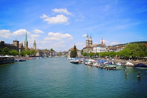  Ein interessantes Kulturprogramm bringt den Teilnehmenden außerdem Land und Leute näher, z. B. die Stadt Zürich 