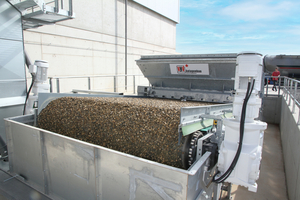  A 3 m wide discharge belt with an efficient linear scraper and continuous blade contributes to ensuring a uniform conveying throughput in line with requirements  