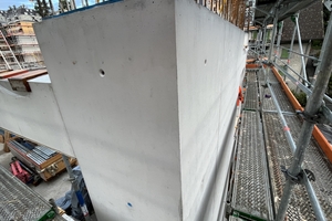  The exposed concrete façades were concreted before the floor slabs 