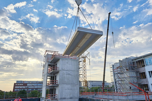  Die Geschossdecken bestehen einem Raster vorgefertigter Holz-Beton-Rippendeckenelemente in den Maßen von rund 2,7 m mal 8,10 m beziehungsweise 6,7 m 