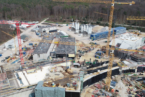  A total of three Euromix concrete mixing plants – two of which are combined installations (centre top) – are positioned at the edge of the two construction lots to facilitate raw material logistics 