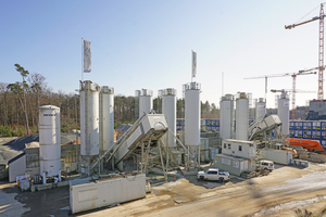  Together, the plants Euromix 3000 (in the foreground) and 3300 achieve a hardened concrete output of 275 m³/h (360 yd³/h) maximum 