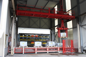  View to the outdoor area: here cubing/loading (the mold storage in the background) ... 