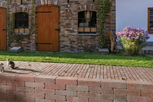  The puristic design of the Kibo Concrete Wall in brick optics offers an attractive eye-catcher for patios 
