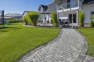  The Kibo Paver from Kann interprets classic tradition in modern form. Here, the color variety gray-anthracite was installed in a stretcher bond 