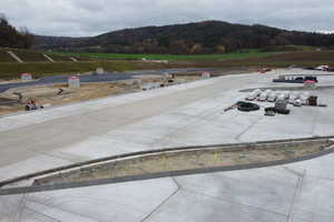  Der bestehende Parkplatz Wolfstein: Die Stellflächen für die LKW wurden in Beton realisiert – die Flachbordsteine für die Verkehrsinseln aufgeklebt 