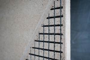  Abb. 1: Bewehrungsgitter solidian Grid Carbon angewendet in einer dünnen Fassadenplatte aus Beton 