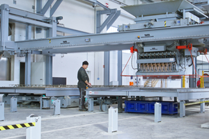  Concrete spreader with screw discharge 