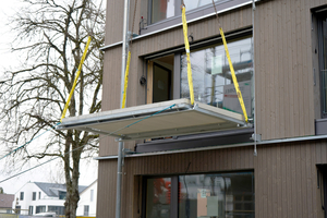  Following manufacture in the plant, the carbon-concrete slabs were fixed-in-place with the aid of the fixing elements that had been previously installed on site in front of the façade 