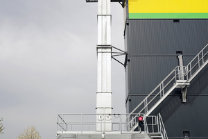 Dump semitrailers discharge the aggregates into the 20 m³ feed hopper, from which they are conveyed on a bucket elevator to the seven aggregate chambers in a fully automated process 