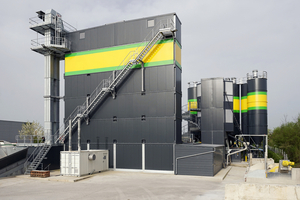  The new system with integrated residual concrete recycling (right); view from the former outdoor aggregate storage 