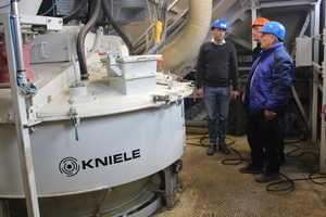  The Kniele cone mixer represents the heart of the new production equipment in Herford; BFT senior sales manager Jens Maurus (center) also gained insights during his visit to Westerwelle 