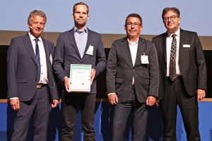  Prof. Dr.-Ing. Harald Garrecht (Vorsitzender Fachjury) gratuliert Dr. Ricardo Remus (CEO Sonocrete) zum Gewinn des Innovationspreises der Zulieferindustrie Betonbauteile 2024; daneben die Auslober Silvio Schade (Chefredakteur BFT International) und Dr. Ulrich Lotz (Geschäftsführer FBF und Veranstalter der BetonTage/v. l. n. r.) 