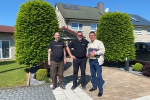  Thomas Hoffmann, Carsten Hasch (both Profilbeton) and Silvio Schade (BFT, RTL) taking a tour of the grounds 