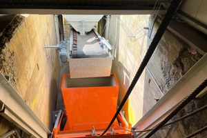  Skip hoist to the mixer with fall protection in operation 